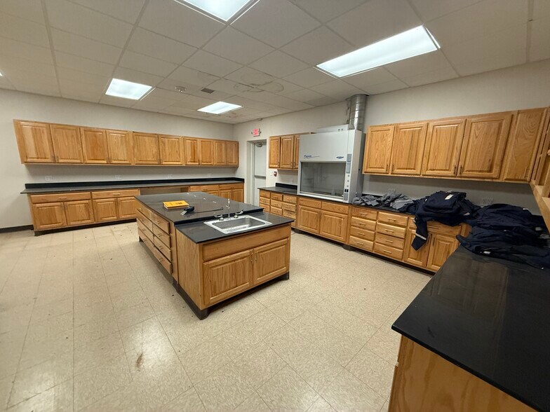 More Photos Of 598 TX-163, Ozona Warehouse For Sale