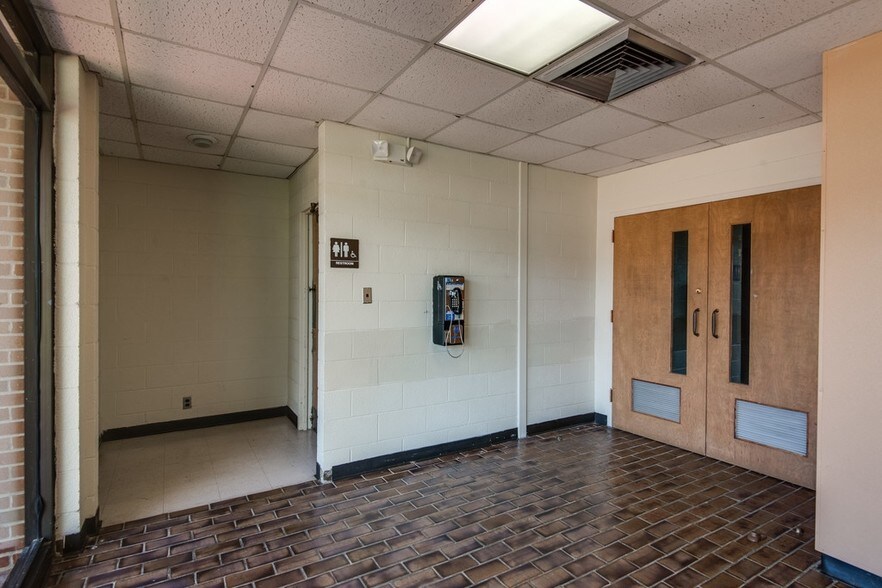 More Photos Of 305 E Hunt St, Dickson Office For Sale