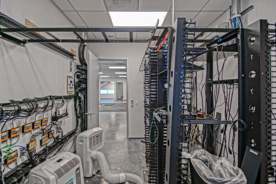 More Photos Of 887-889 N Douglas St, El Segundo Loft Creative Space For Sale