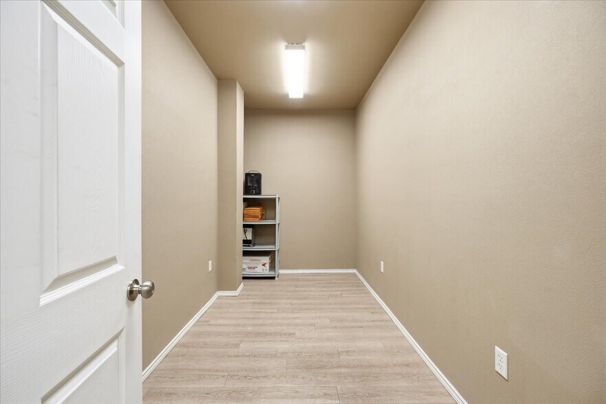 More Photos Of 3118 E Slaton Hwy, Lubbock Showroom For Sale