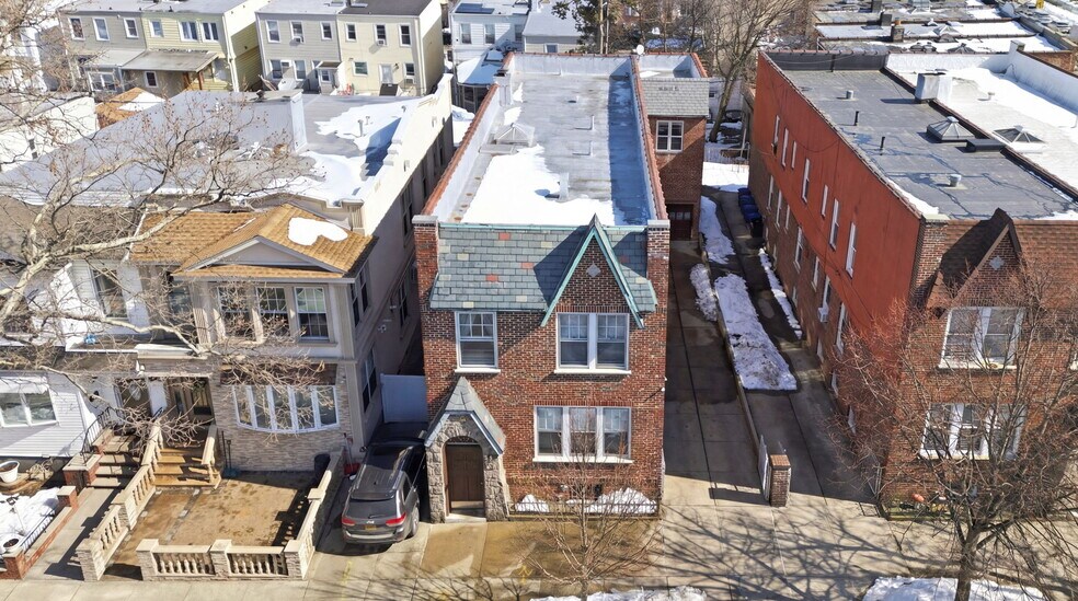 More Photos Of 7861 75th St, Glendale Multifamily For Sale