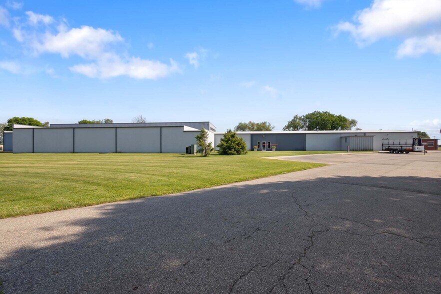 More Photos Of 7878 Gull Rd, Richland Warehouse For Lease