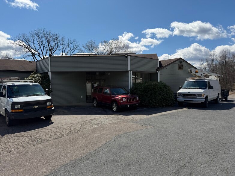 More Photos Of 104 Woodward Hill Rd, Edwardsville Office For Sale