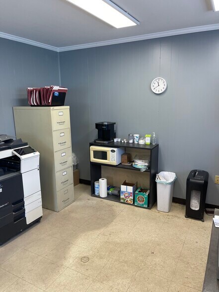 More Photos Of 1910 Chapman Ave SW, Roanoke Light Manufacturing For Sale