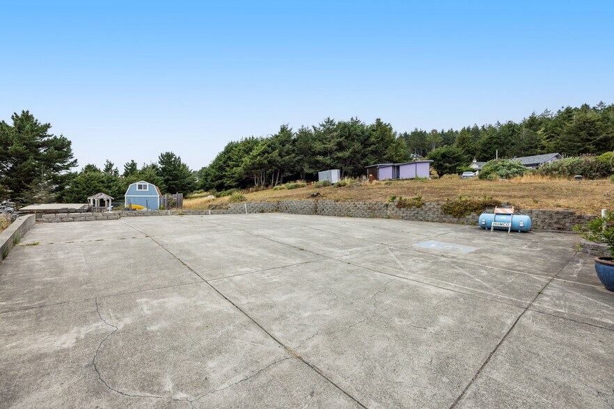 More Photos Of 129 Lower Pacific Dr, Whitethorn General Retail For Sale