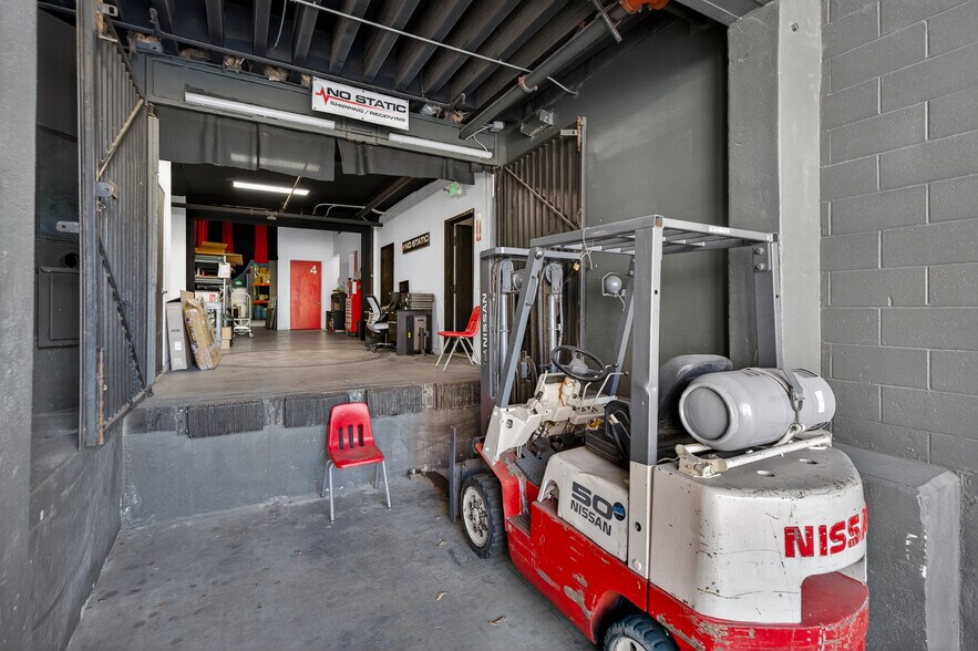 More Photos Of 435-437 N Varney St, Burbank Warehouse For Lease