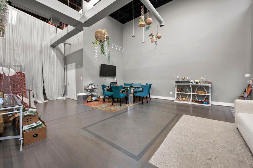 More Photos Of 8480-8486 Tyco Rd, Vienna Showroom For Lease