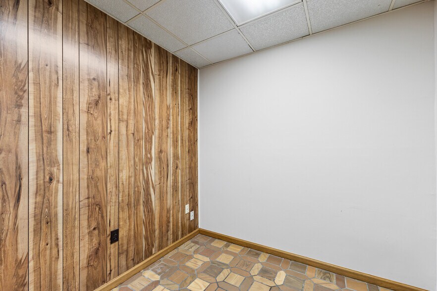 More Photos Of 1302-1306 4th Ave, Huntington Medical For Sale