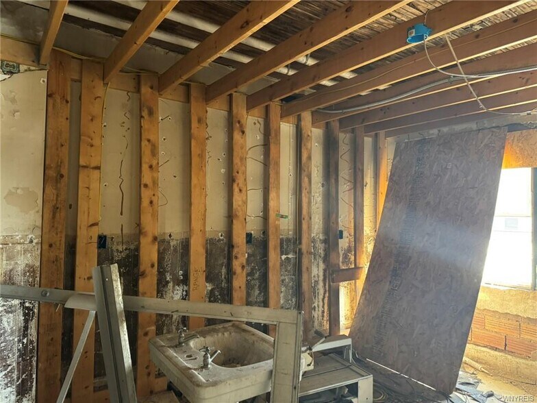 More Photos Of 2901 Pine Ave, Niagara Falls Storefront Retail Residential For Sale