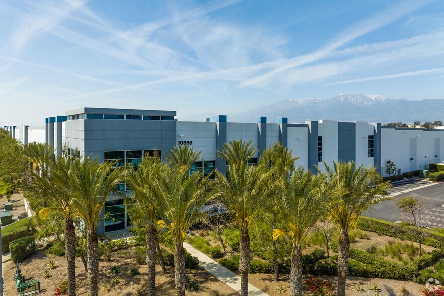 More Photos Of 10886 S Citrus Ave, Fontana Distribution For Lease