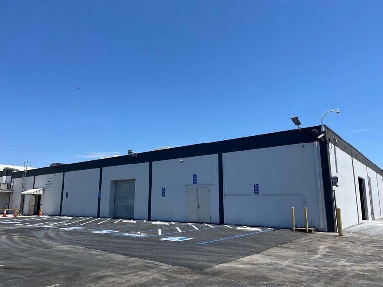 More Photos Of 7911-7913 Haskell Ave, Van Nuys Light Manufacturing For Lease