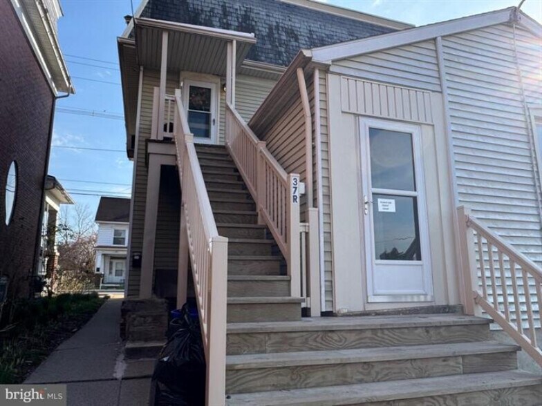 More Photos Of 37 W Main St, Dallastown Flex For Sale