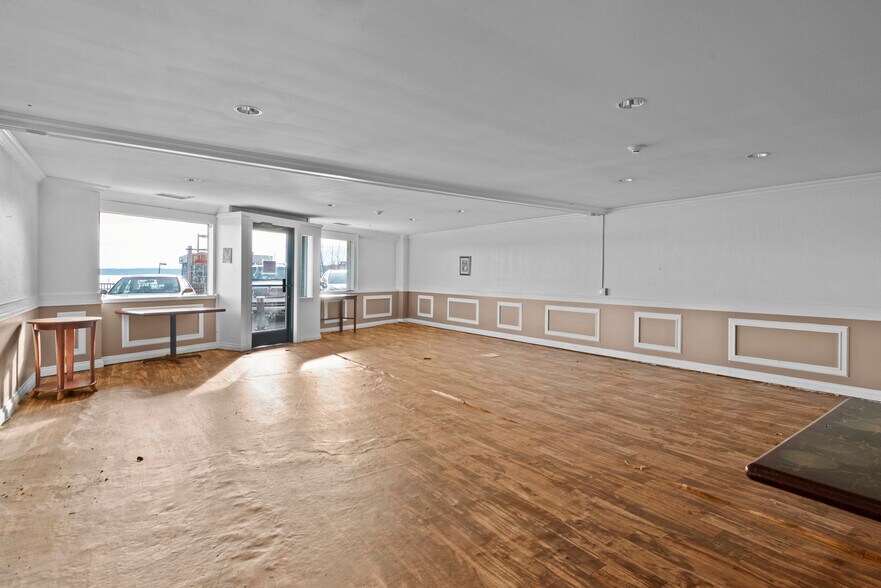 More Photos Of 930 SE Pioneer Way, Oak Harbor General Retail For Sale