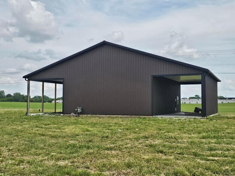 More Photos Of 10260 Carr Rd, Jeffersonville General Retail For Sale