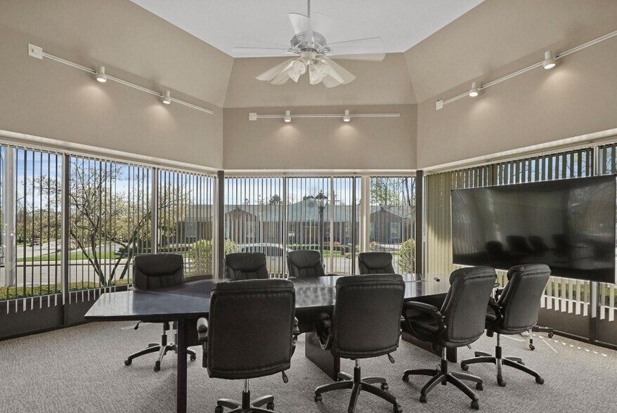 More Photos Of 33604 Grand River Ave, Farmington Office For Sale