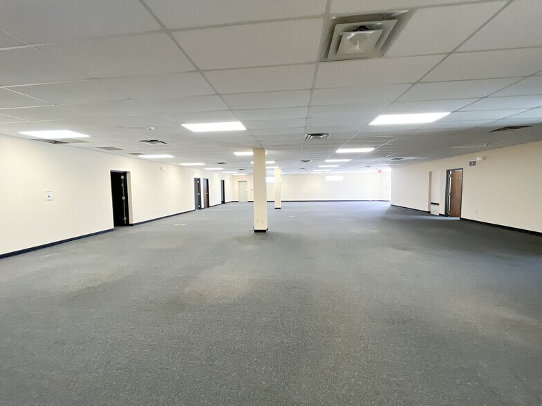 More Photos Of 1302 N Grand St, Hutchinson Flex For Lease