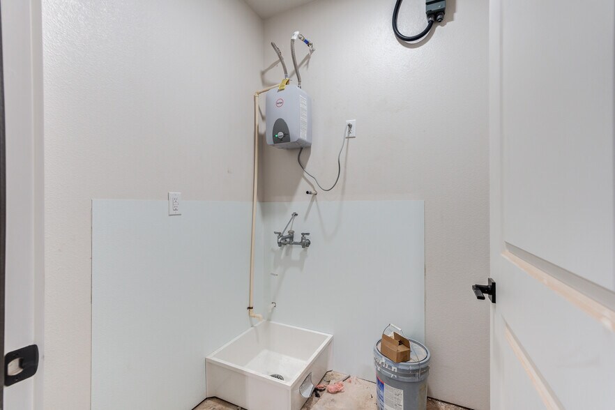 More Photos Of 3229 118th St, Lubbock Distribution For Sale