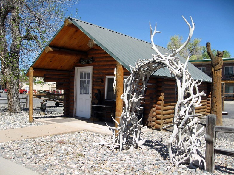 More Photos Of 501 S 6th St, Thermopolis Hotel For Sale