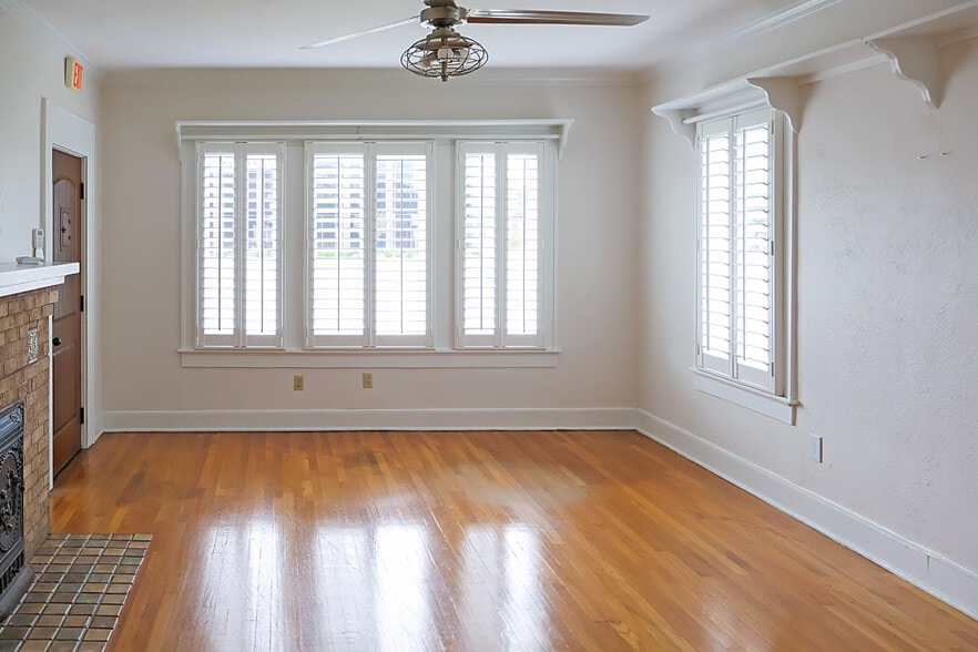 More Photos Of 1205 Main St, Garland Office For Lease