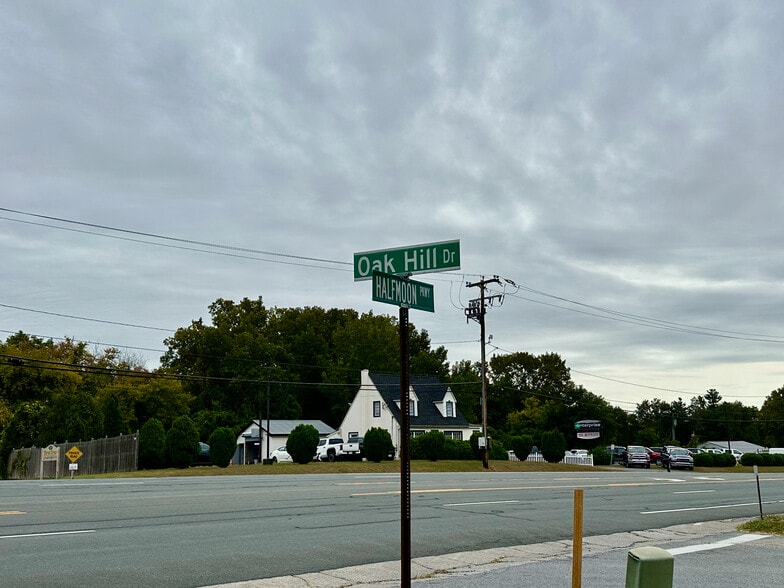 More Photos Of 3 Oakhill Dr, Halfmoon Flex For Sale