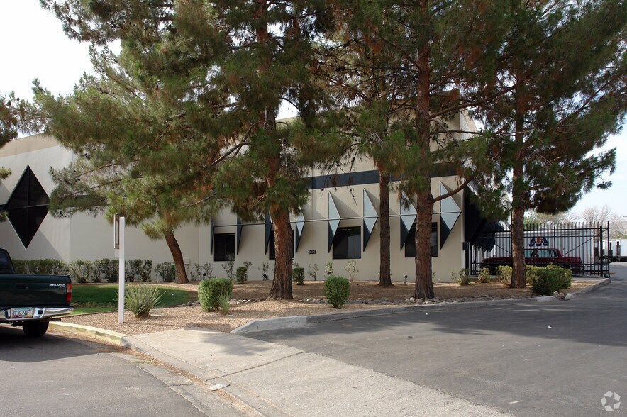 More Photos Of 3601 E La Salle St, Phoenix Warehouse For Lease