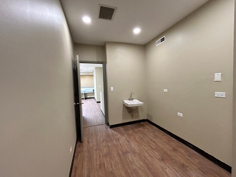 More Photos Of 4956 W Irving Park Rd, Chicago Office For Lease