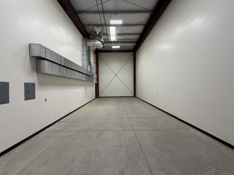 More Photos Of 2810 Mosasco St, Bakersfield Light Distribution For Lease