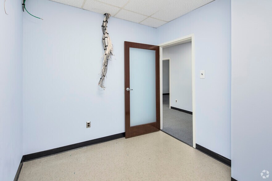 More Photos Of 205 S Whiting St, Alexandria Medical For Lease