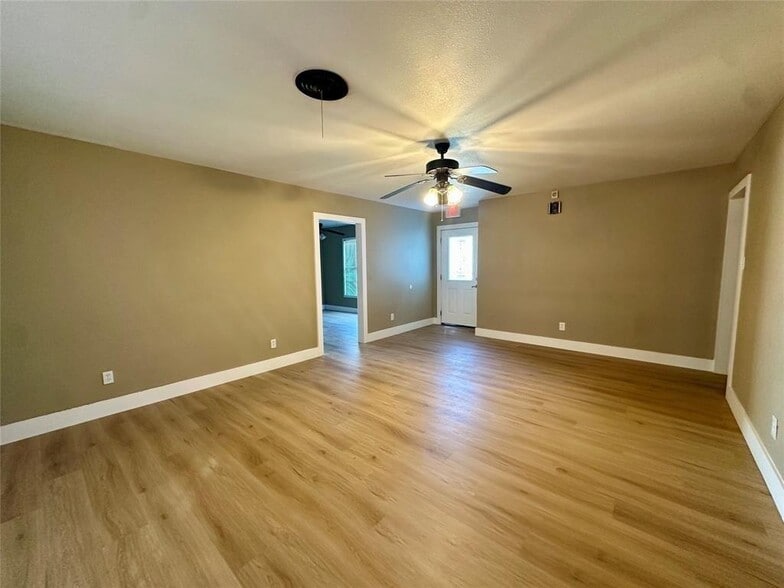 More Photos Of 503 Bolivar St, Denton Freestanding For Sale