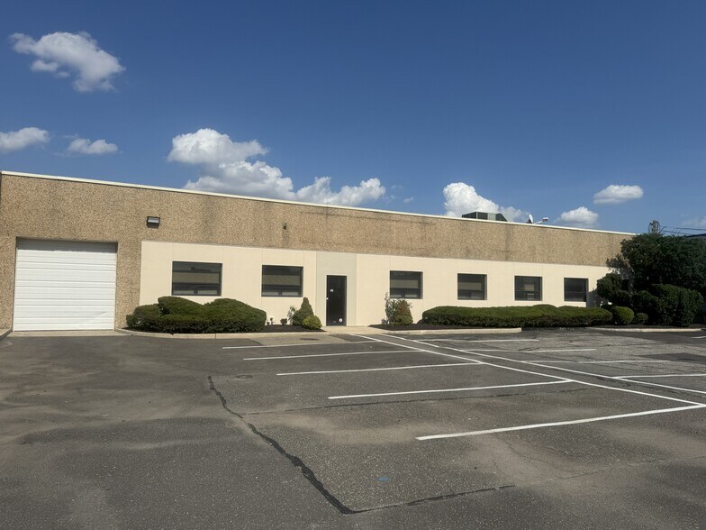 More Photos Of 27 Sarah Dr, Farmingdale Warehouse For Lease