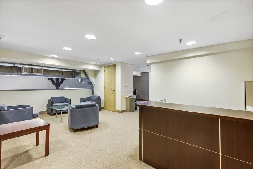 More Photos Of 1 E Ridgewood Ave, Ridgewood Storefront Retail Office For Lease