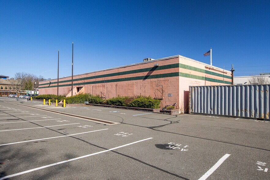 More Photos Of 12 E Dexter Plz, Pearl River Warehouse For Lease