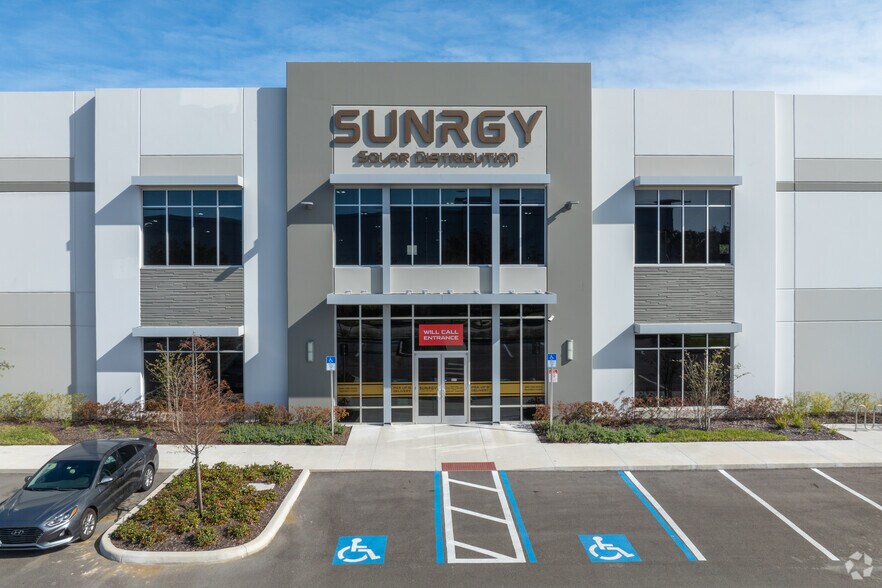 More Photos Of 10801 Central Port Dr, Orlando Warehouse For Lease