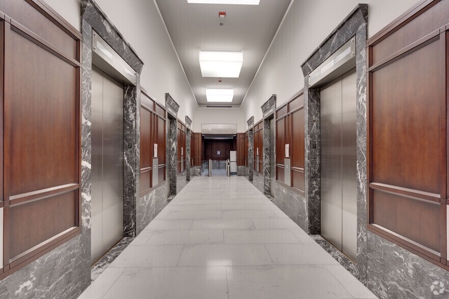 More Photos Of 311 S Wacker Dr, Chicago Office For Lease