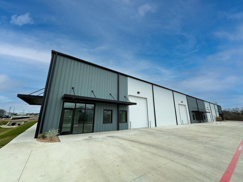 More Photos Of 216 Benelli, Round Rock Warehouse For Lease