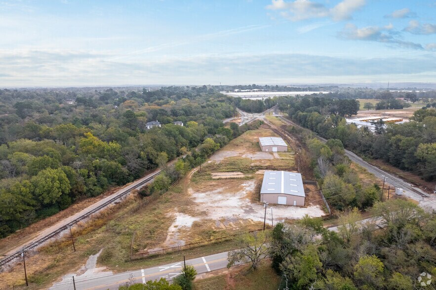 More Photos Of 1516 S Sycamore St, Palestine Warehouse For Sale