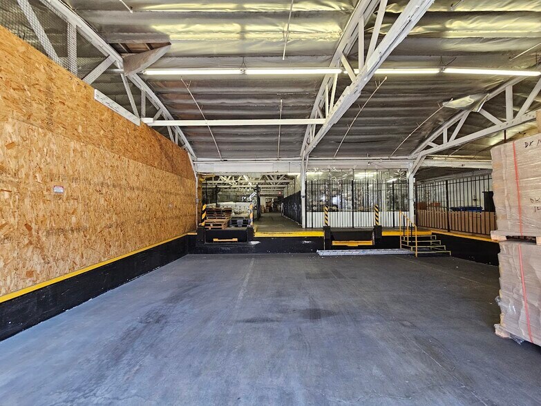 More Photos Of 1615 McGarry St, Los Angeles Warehouse For Lease