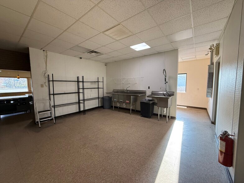 More Photos Of 304 S Obannon St, Raymond Fast Food For Lease