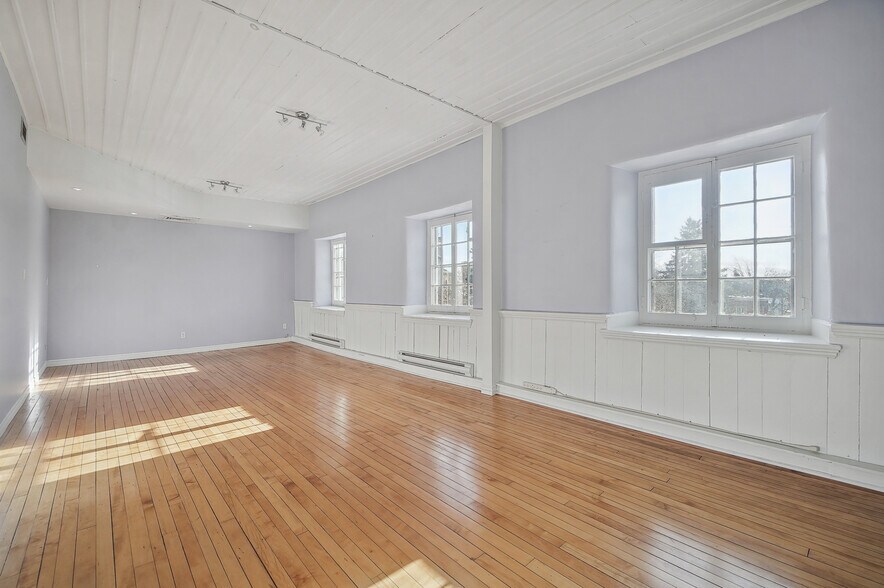 More Photos Of 32 Rue Saint-Charles, Longueuil Office For Lease