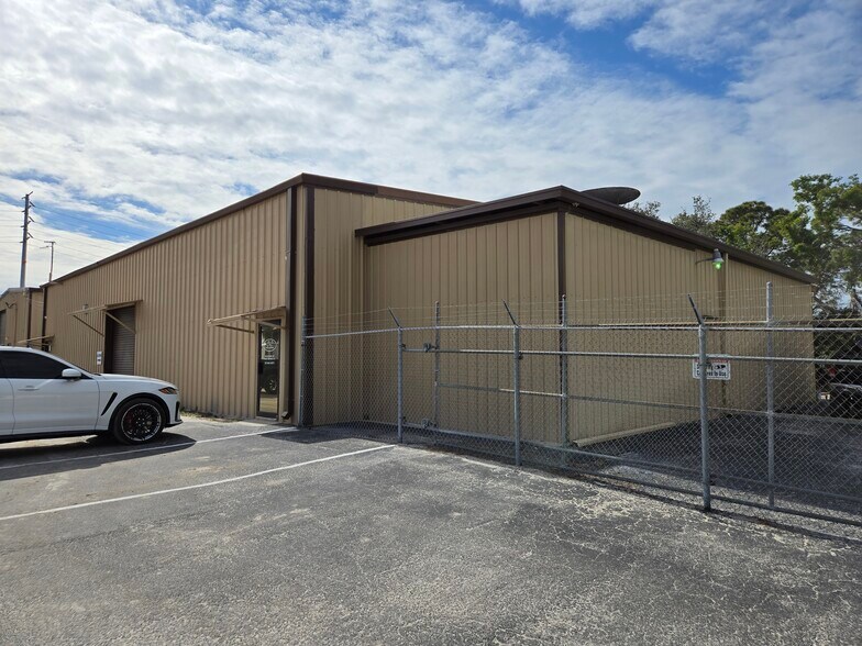 More Photos Of 8535 Rees St, Port Richey Service Station For Sale