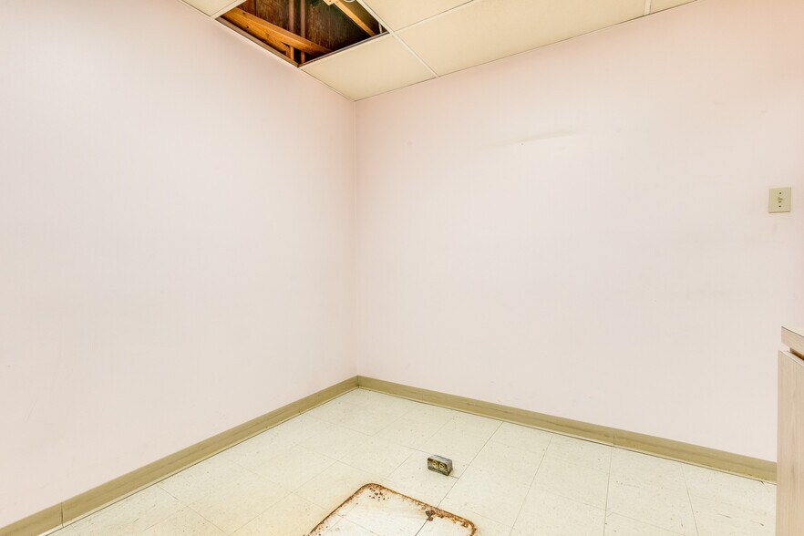 More Photos Of 6300 Forward Ave, Pittsburgh Storefront Retail Residential For Lease