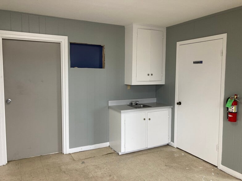More Photos Of 102 Saul Dr, Scott Warehouse For Lease