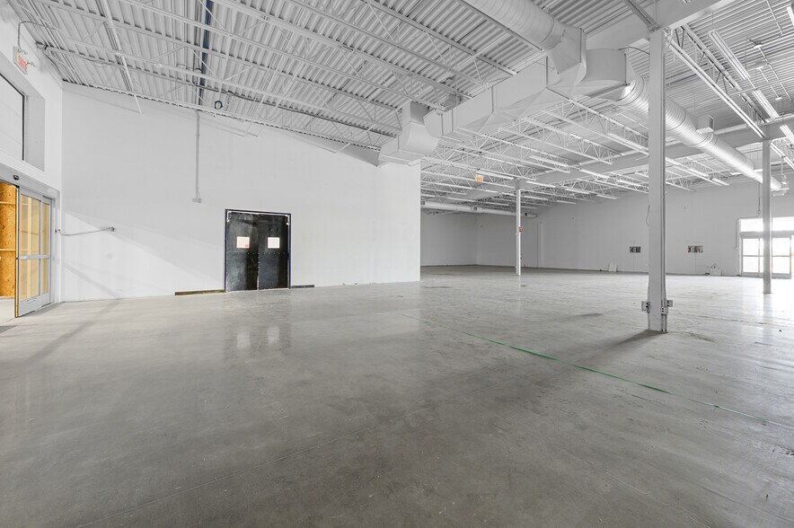 More Photos Of 316 Rue Denison E, Granby Storefront For Lease