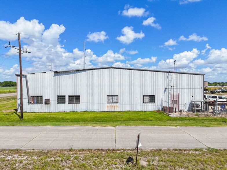 More Photos Of 3703 S Lewis St, New Iberia Warehouse For Sale
