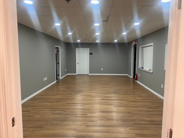 More Photos Of 104 Challenger Ct, Sanford Warehouse For Lease