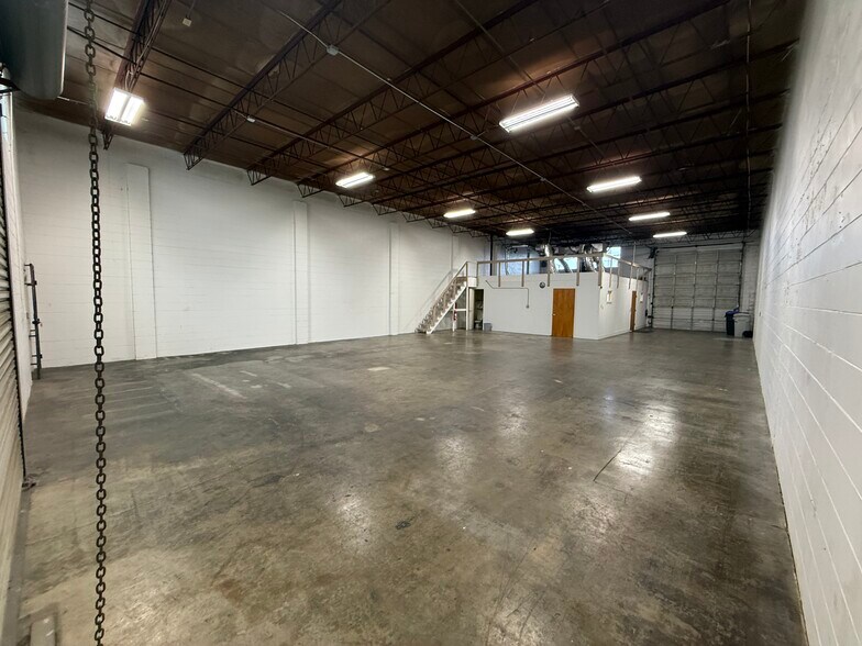 More Photos Of 2100-2122 W Central Blvd, Orlando Distribution For Lease