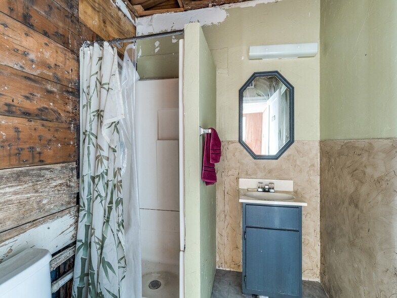 More Photos Of 5832 Live Oak St, Dallas Freestanding For Sale