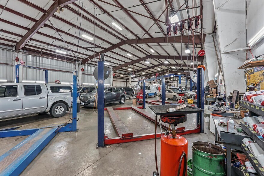 More Photos Of 555 N Pacific Hwy, Woodburn Auto Repair For Sale