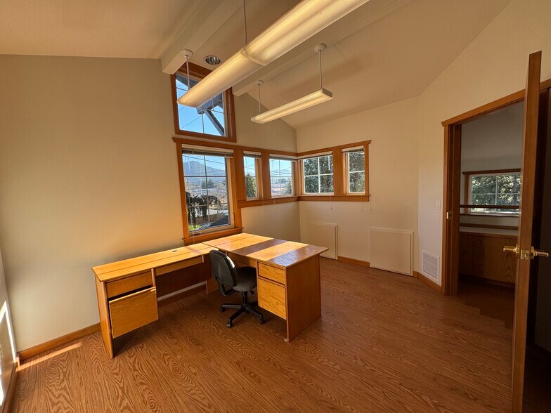 More Photos Of 301 W Blackburn Rd, Mount Vernon Office For Lease