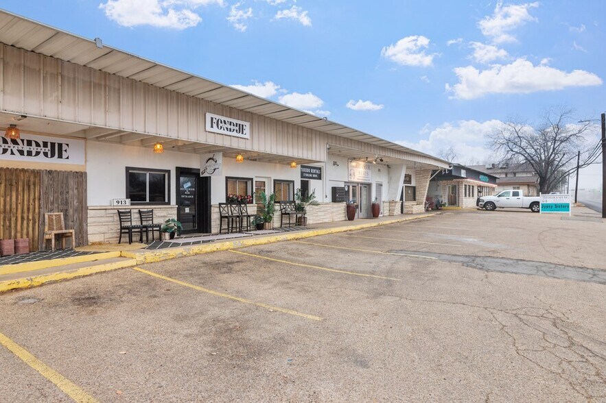 More Photos Of 905 E Main St, Fredericksburg General Retail For Sale